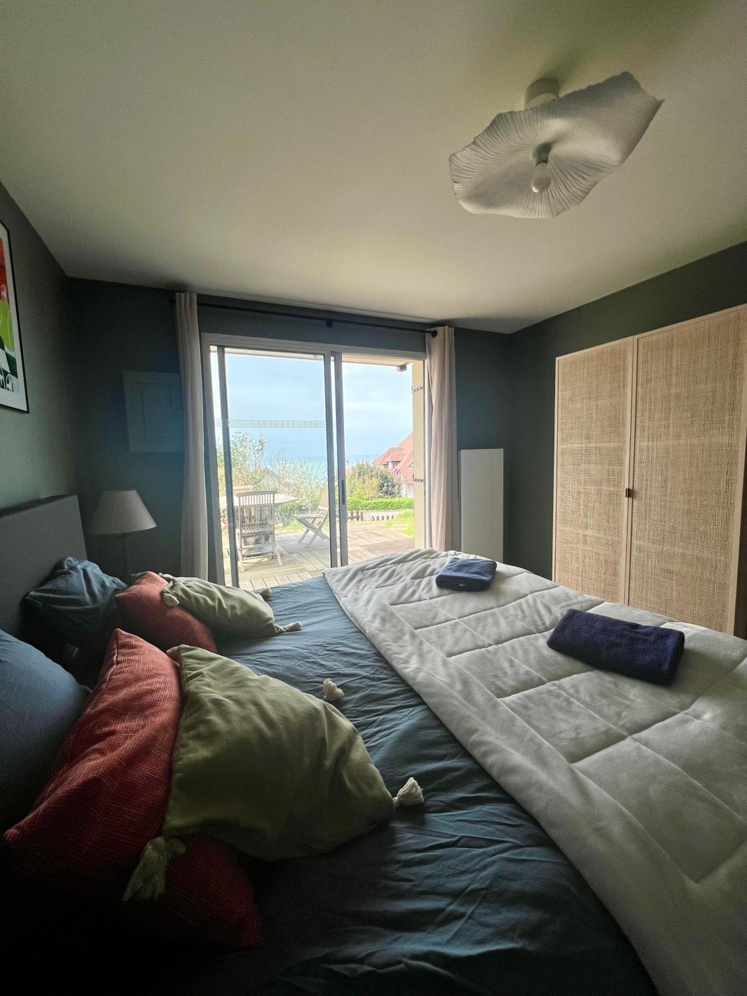 Grand Rez De Jardin-Terrasse Avec Vue Sur La Mer - 2 Chambres บลอนวิลล์-ซัวร์-แมร์ ภายนอก รูปภาพ